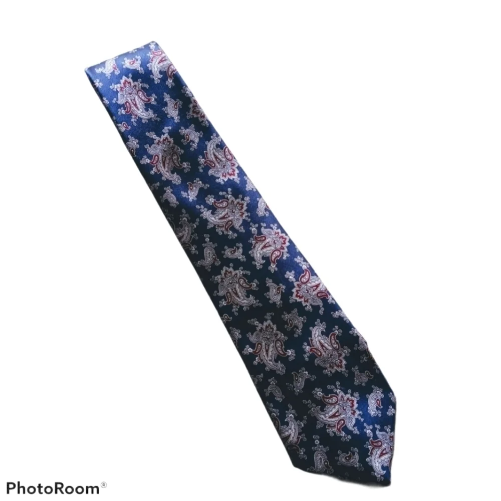 Oscar De La Renta Paisley Tie.